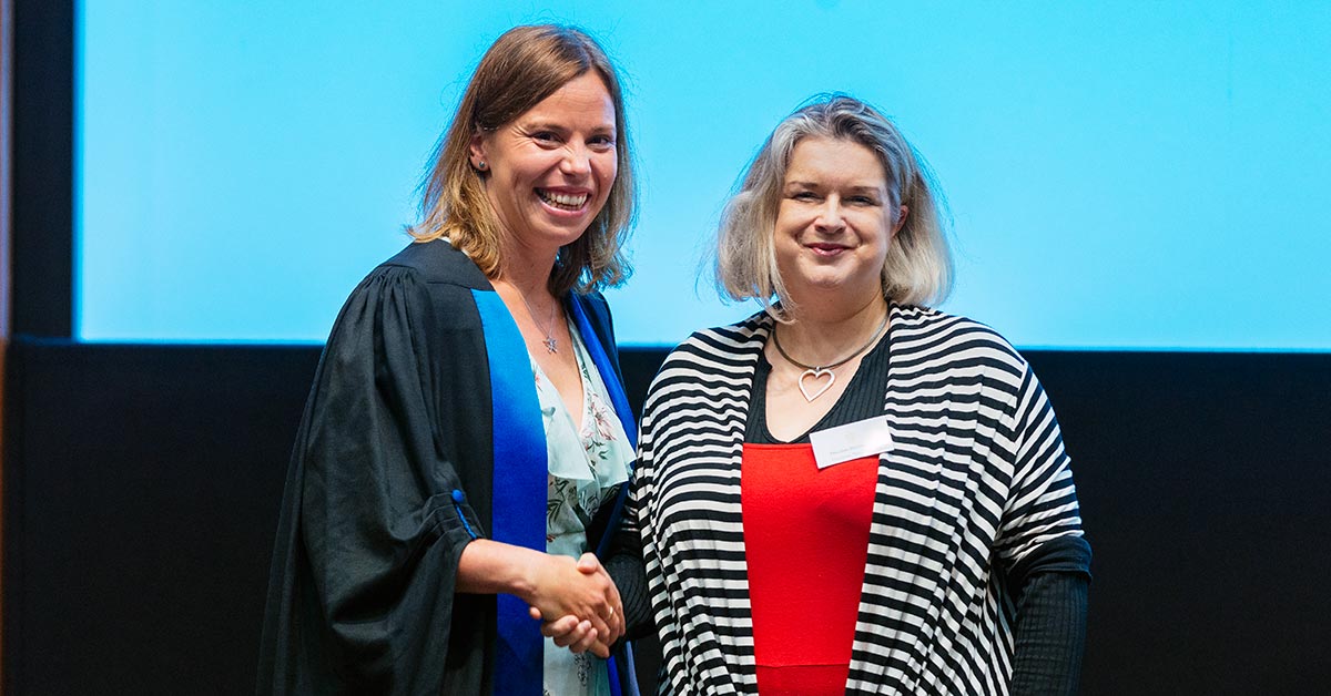 Jane Davidson (right) being welcomed on to RCVS VN council by its chairman Racheal Marshall at the 2019 RCVS Day. Image © RCVS / Flickr